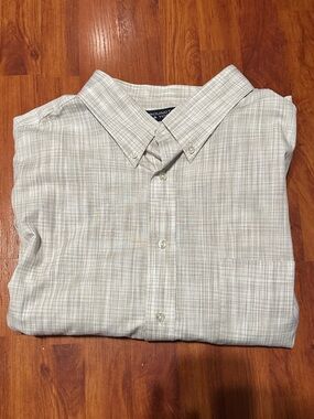 Roundtree & Yorke Men's Light Beige and Gray Plaid Button-Down Shirt